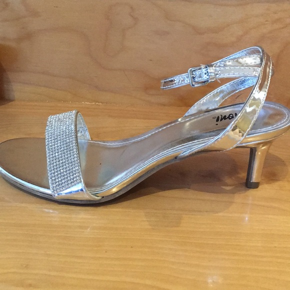✨Host Pick✨LAST SIZE 6 Silver Cocktail Sandals - Picture 3 of 9